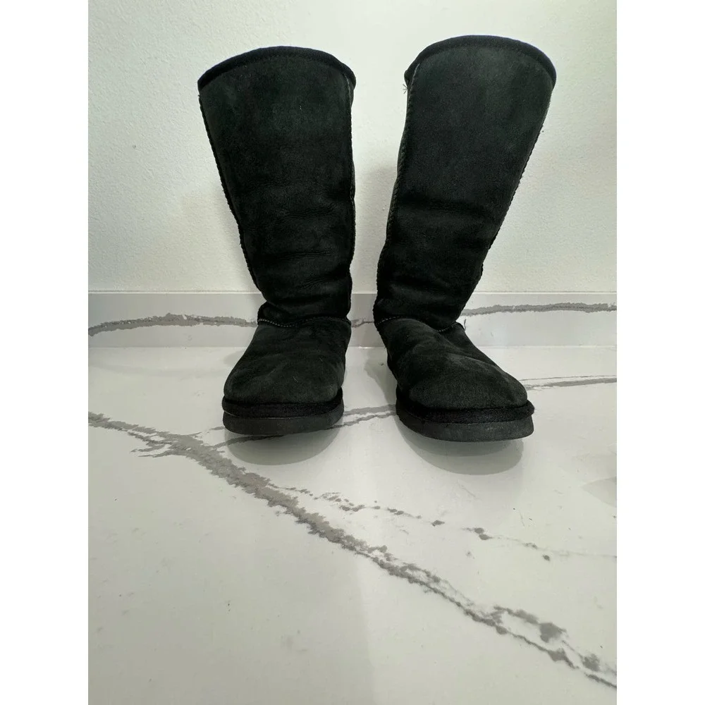 Ugg Classic 5815 Size 9 Women‎ Black (has small rip)